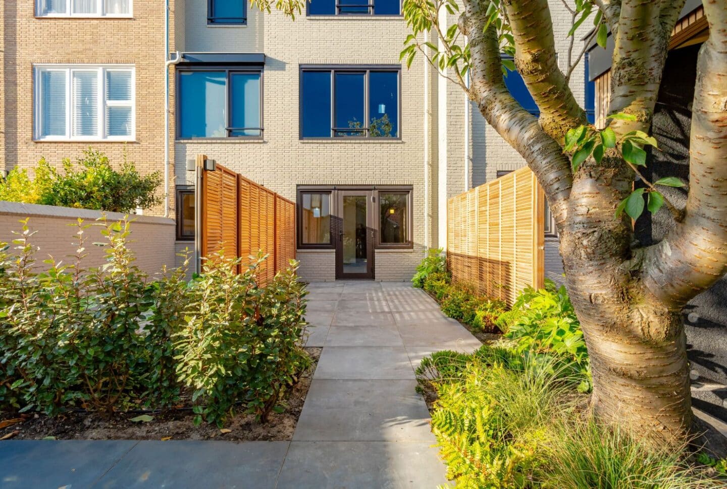 Aanleg buitenruimte Bell Hotel bestrating achterzijde