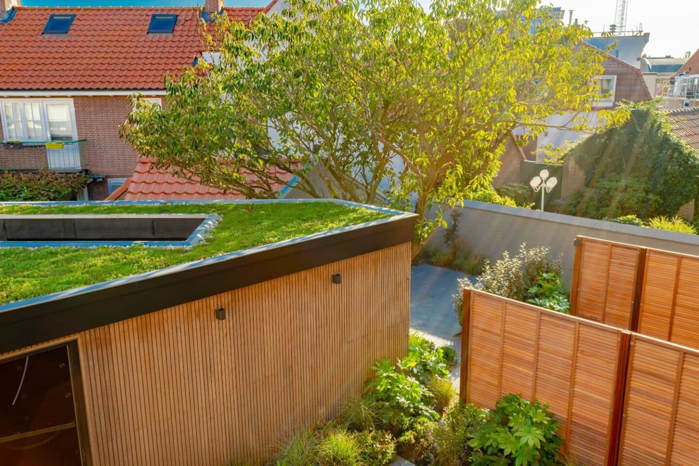 Aanleg buitenruimte Bell Hotel sedum dak