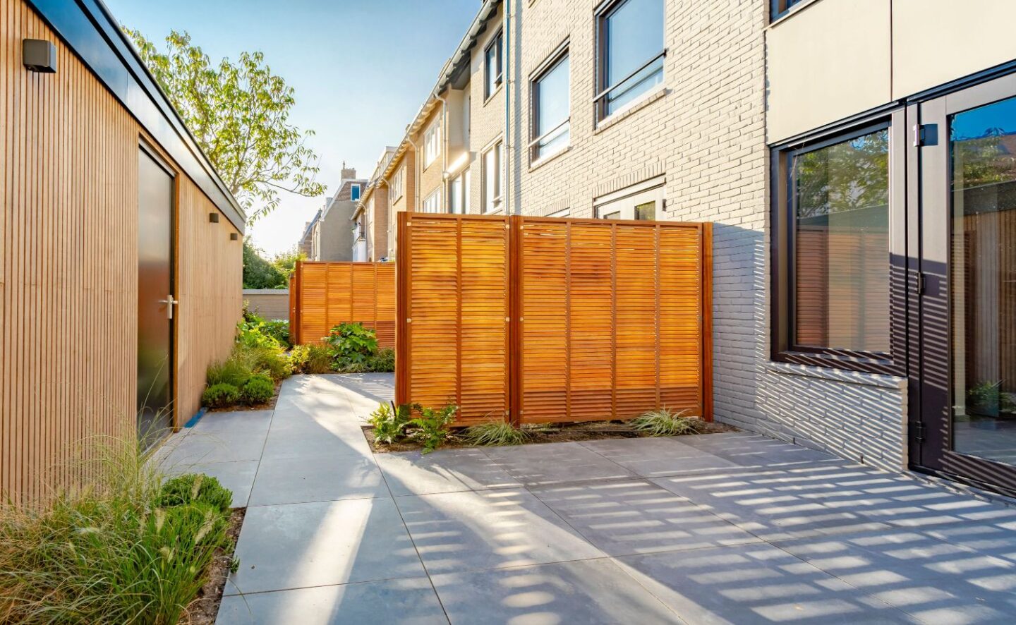 Aanleg buitenruimte Bell Hotel timmerwerk