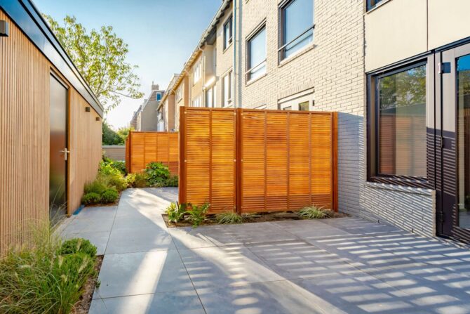 Aanleg buitenruimte Bell Hotel timmerwerk