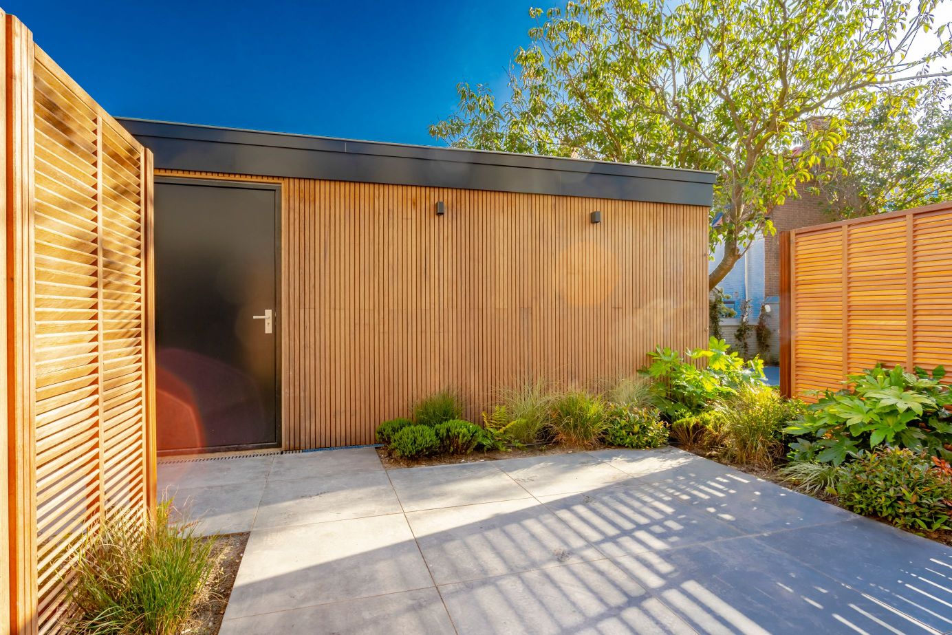 Aanleg buitenruimte Bell Hotel timmerwerk en opslag