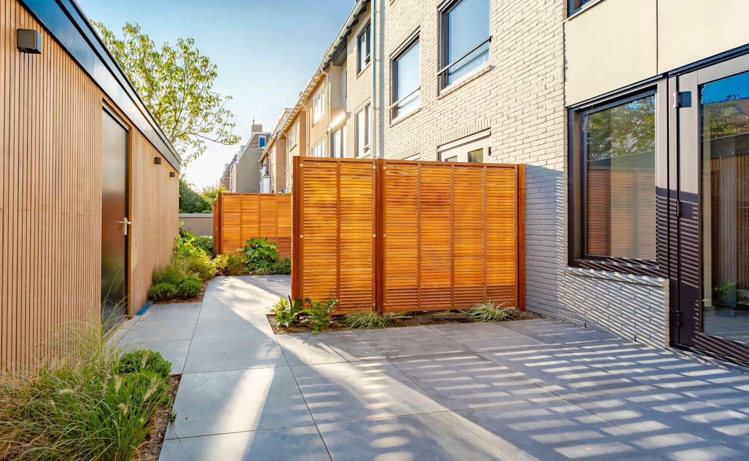 Aanleg buitenruimte Bell Hotel timmerwerk