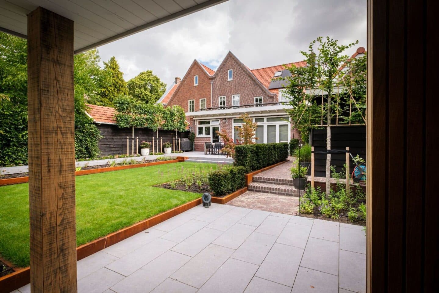 Bestrating stadstuin met waterpartij