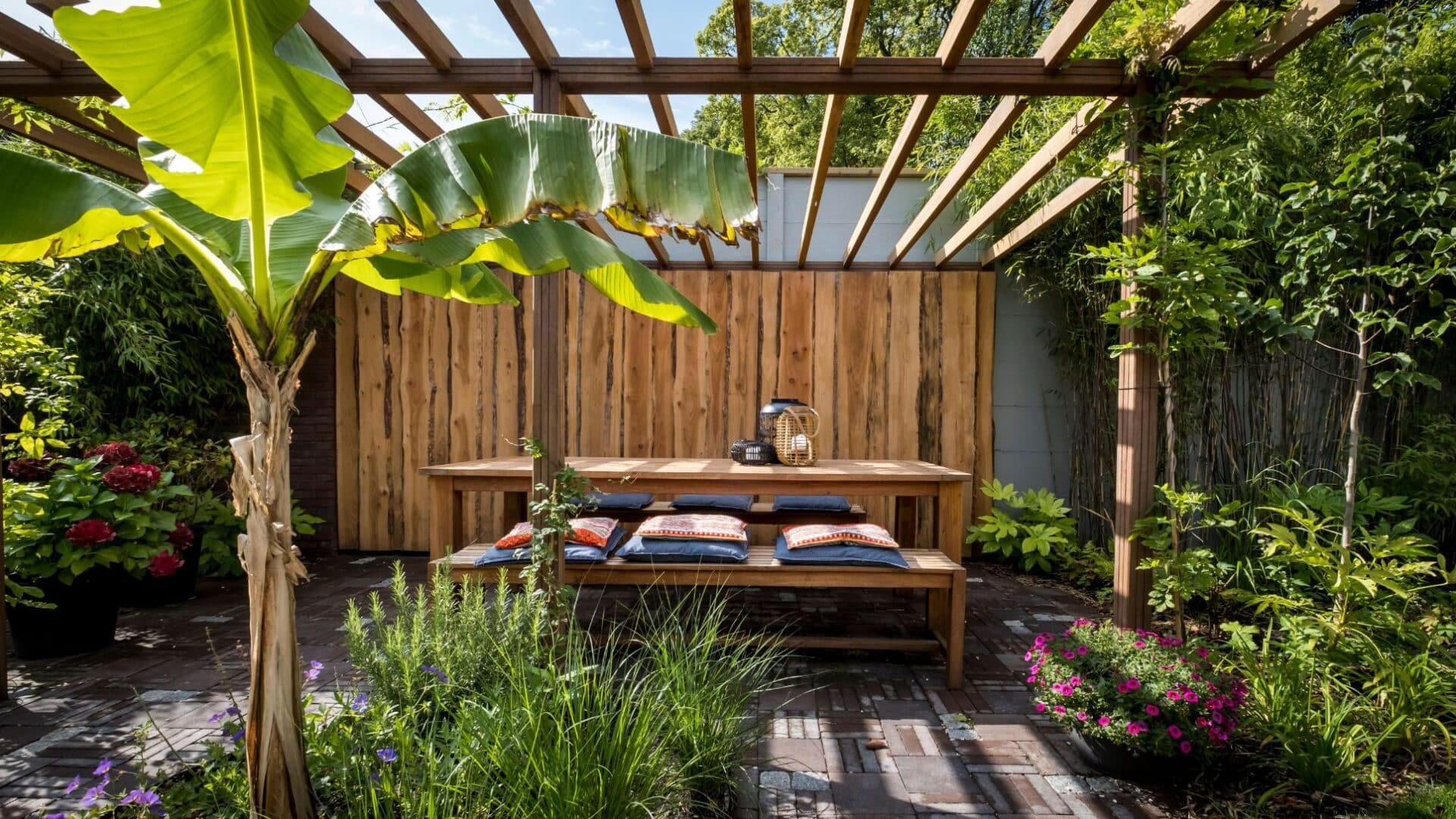 Tuinontwerp en tuinaanleg originele achtertuin met pergola