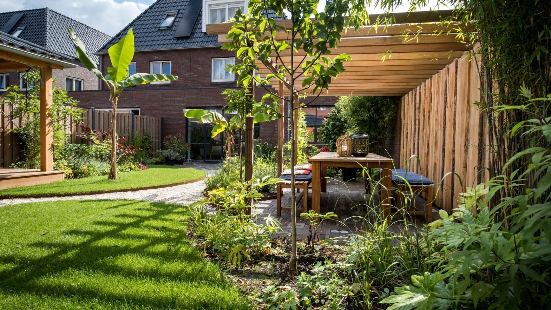 Tuinontwerp en tuinaanleg originele achtertuin met zithoek