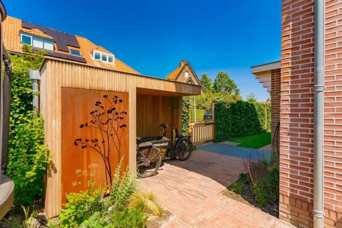 Tuinontwerp en aanleg familietuin met fietsenhok