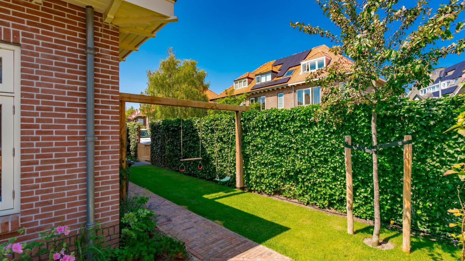 Tuinontwerp en aanleg familietuin met schommel