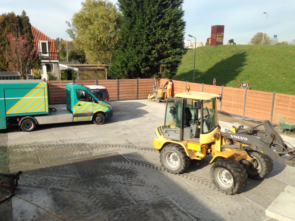 Plaatsen betonplaten bedrijfsterrein