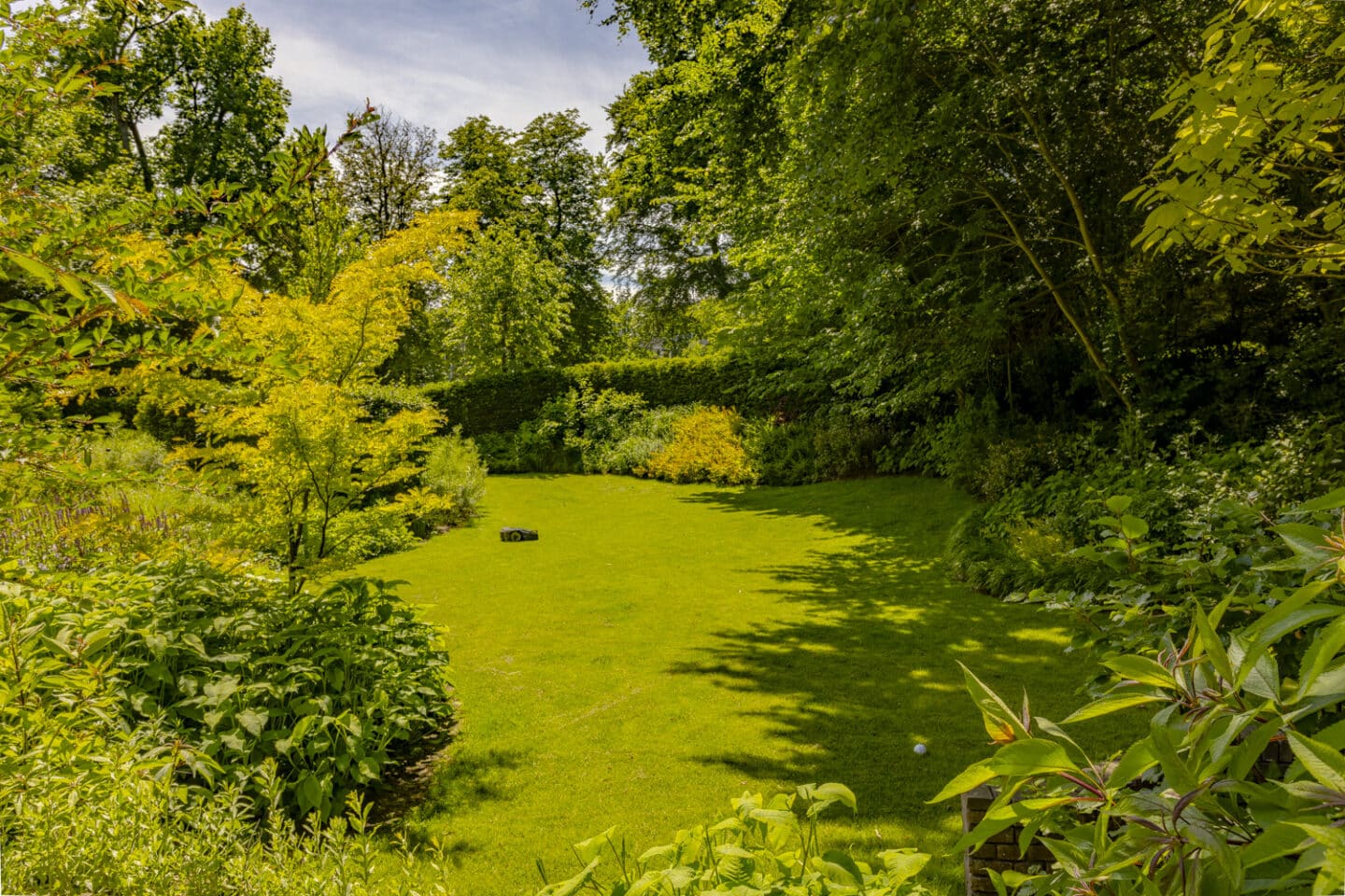 Beplanting en aanleg van oprit en royale tuin in Bloemendaal