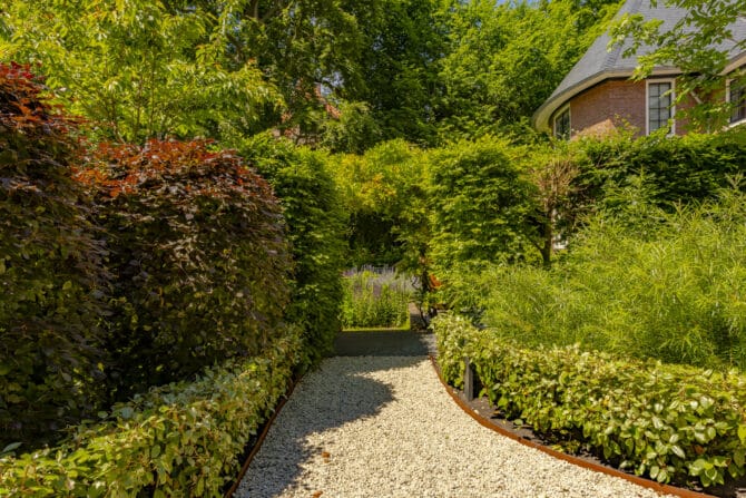 Beplanting en aanleg van oprit en royale tuin in Bloemendaal