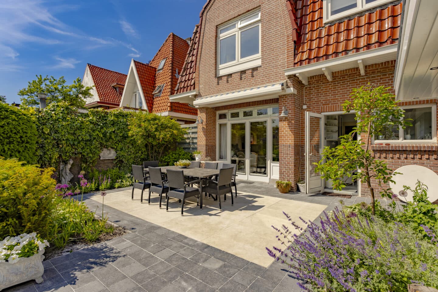 Bestrating en aanleg open tuin en buitenverblijf met uitzicht op het water