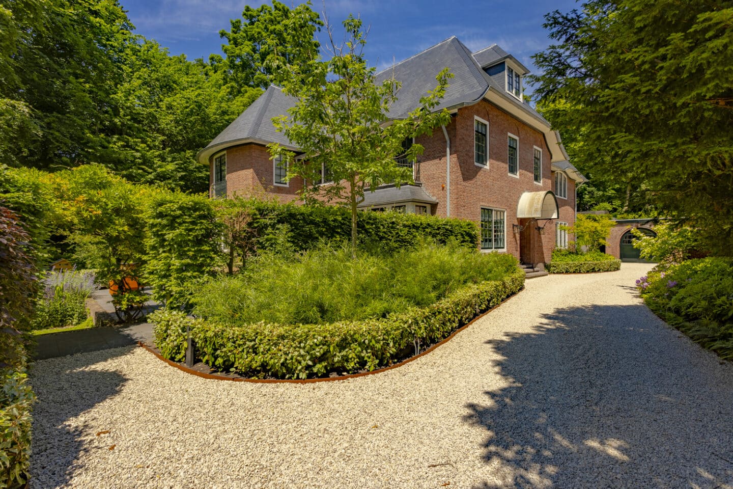 Bestrating en aanleg van oprit en royale tuin in Bloemendaal