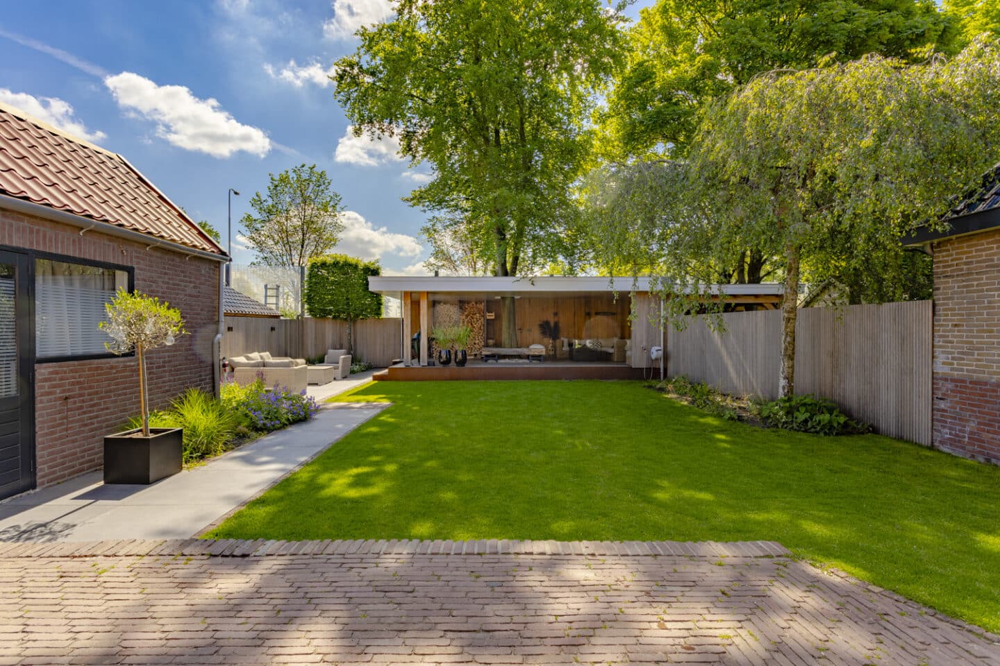 Bestrating, ontwerp en aanleg praktische tuin met royale veranda