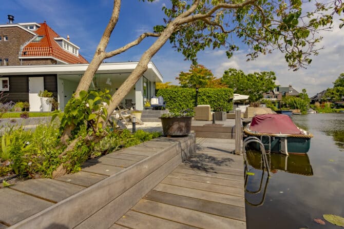 Bestrating en aanleg open tuin en buitenverblijf met uitzicht op het water