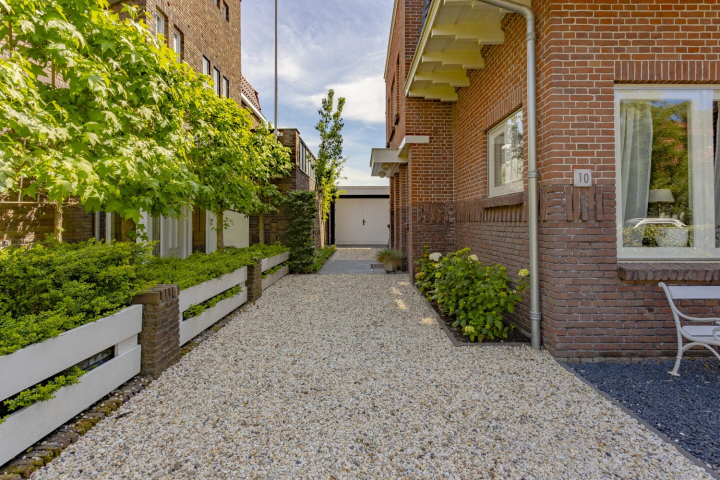 Bestrating en aanleg open tuin en buitenverblijf met uitzicht op het water