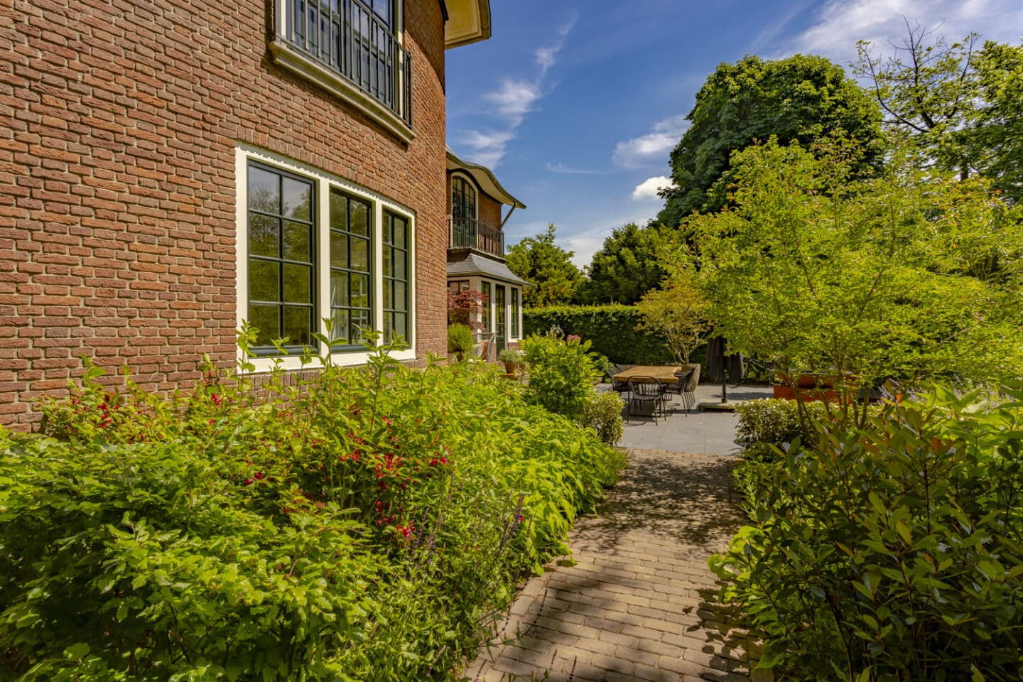 Bestrating en aanleg van oprit en royale tuin in Bloemendaal