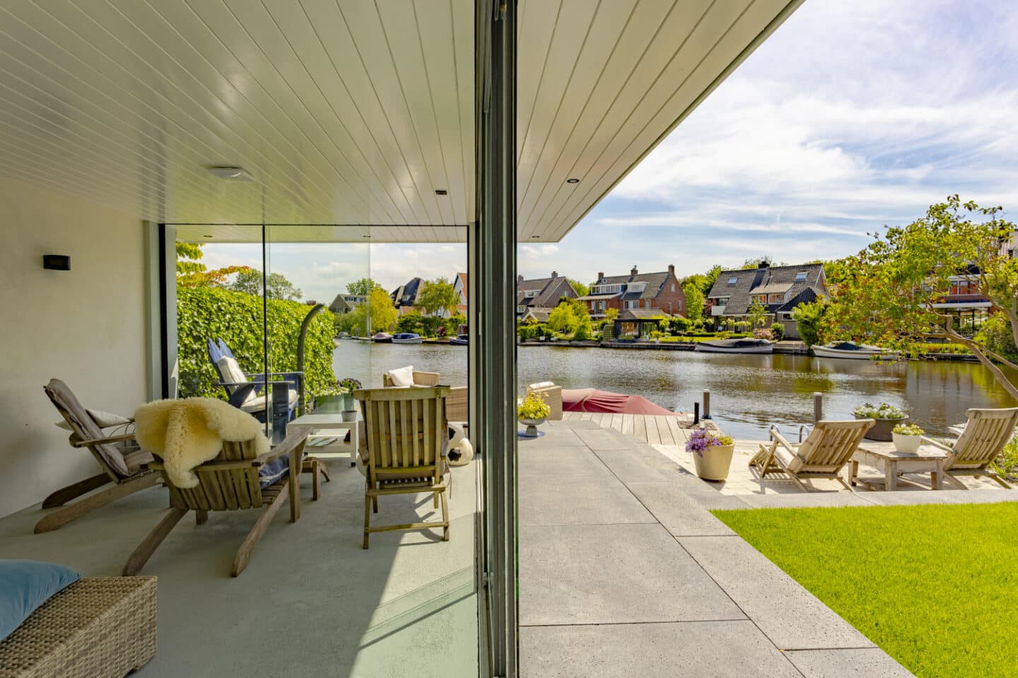 Grondwerk en aanleg open tuin en buitenverblijf met uitzicht op het water