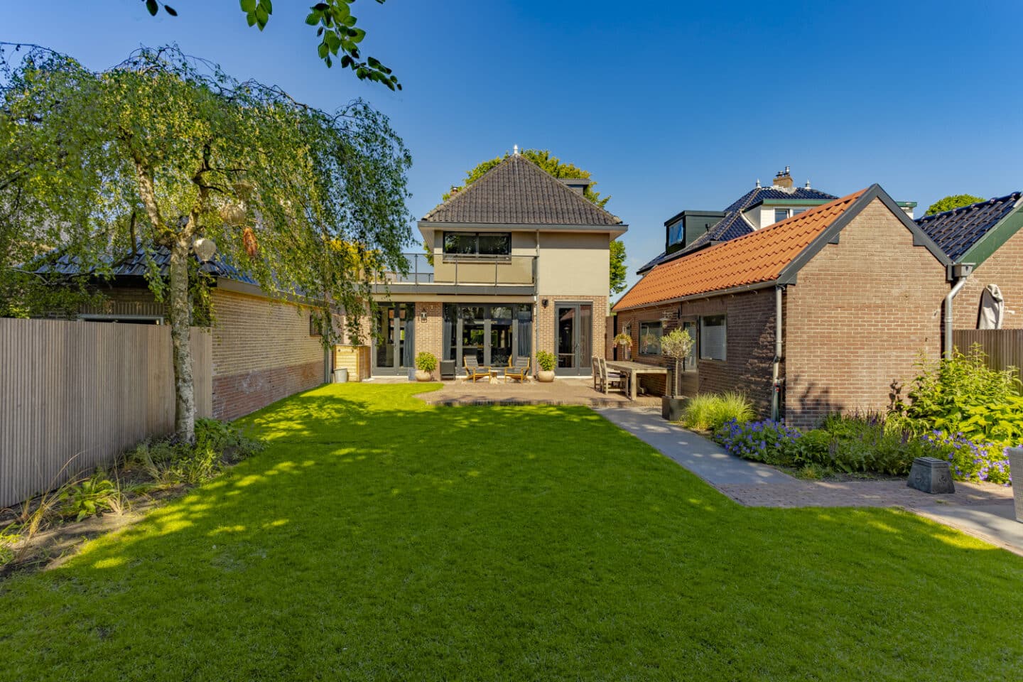 Grondwerk, ontwerp en aanleg praktische tuin met royale veranda