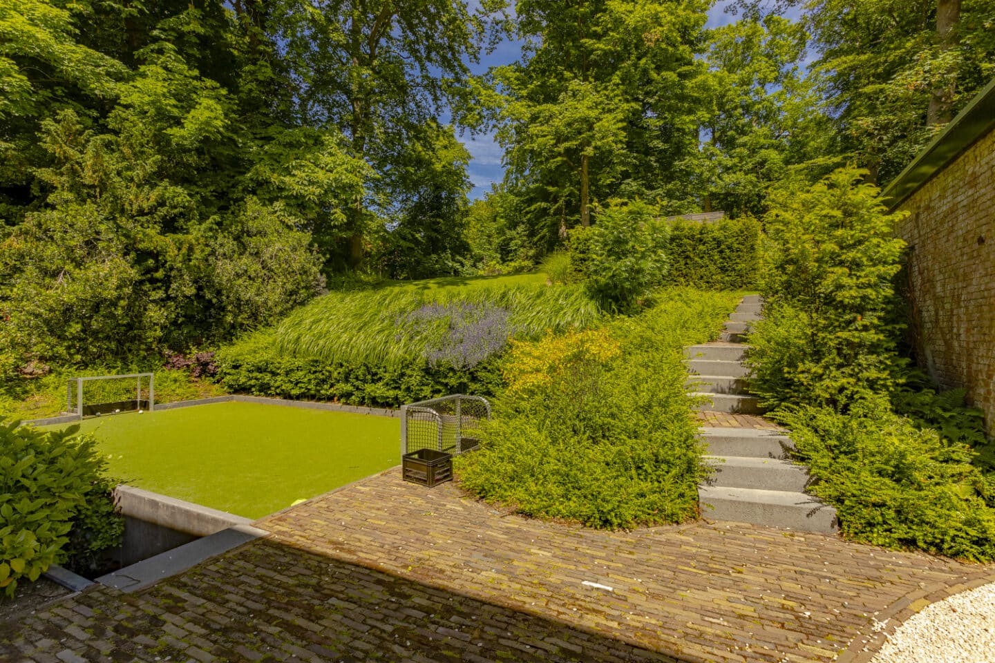 Grondwerk en aanleg van oprit en royale tuin in Bloemendaal
