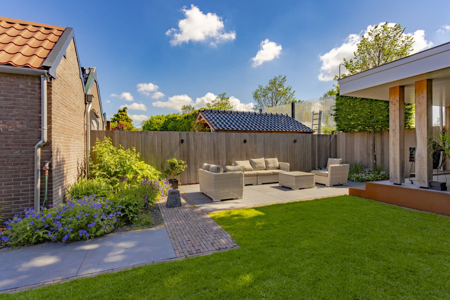 Beplanting, ontwerp en aanleg praktische tuin met royale veranda