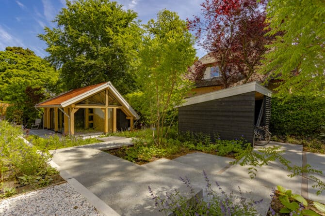Ontwerp en aanleg aanleg tuin met luxe buitenverblijf Overveen