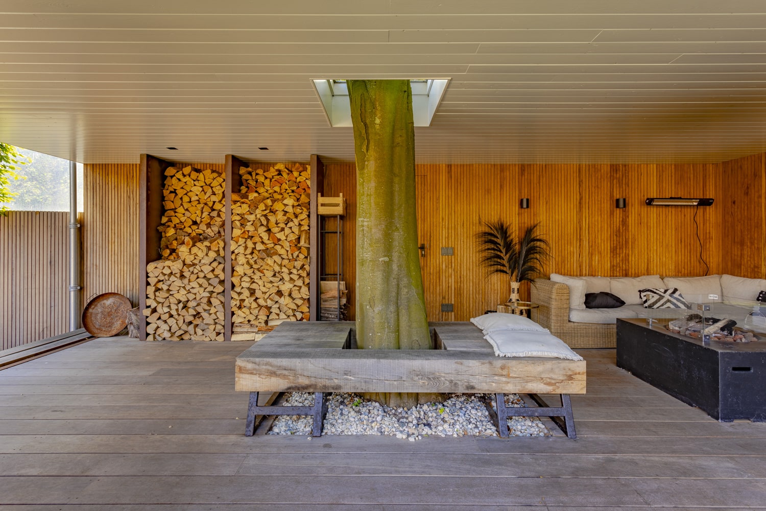 Ontwerp en aanleg praktische tuin in Santpoort met royale veranda