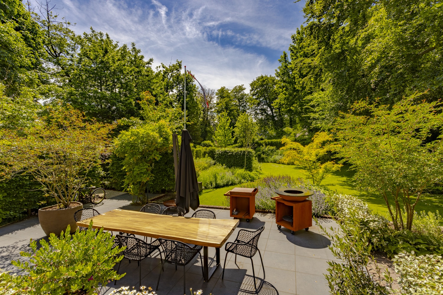 Aanleg van oprit en royale tuin in Bloemendaal