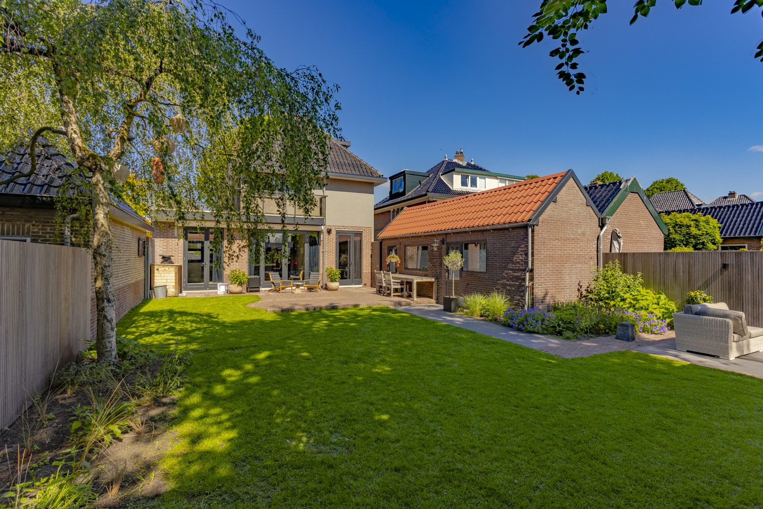 Ontwerp en aanleg praktische tuin in Santpoort met royale veranda