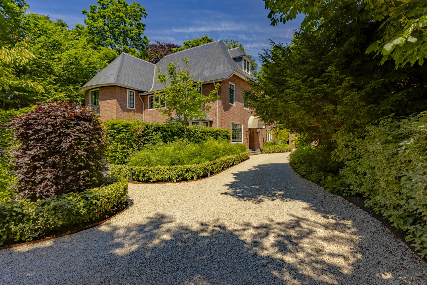 Aanleg van oprit en royale tuin in Bloemendaal