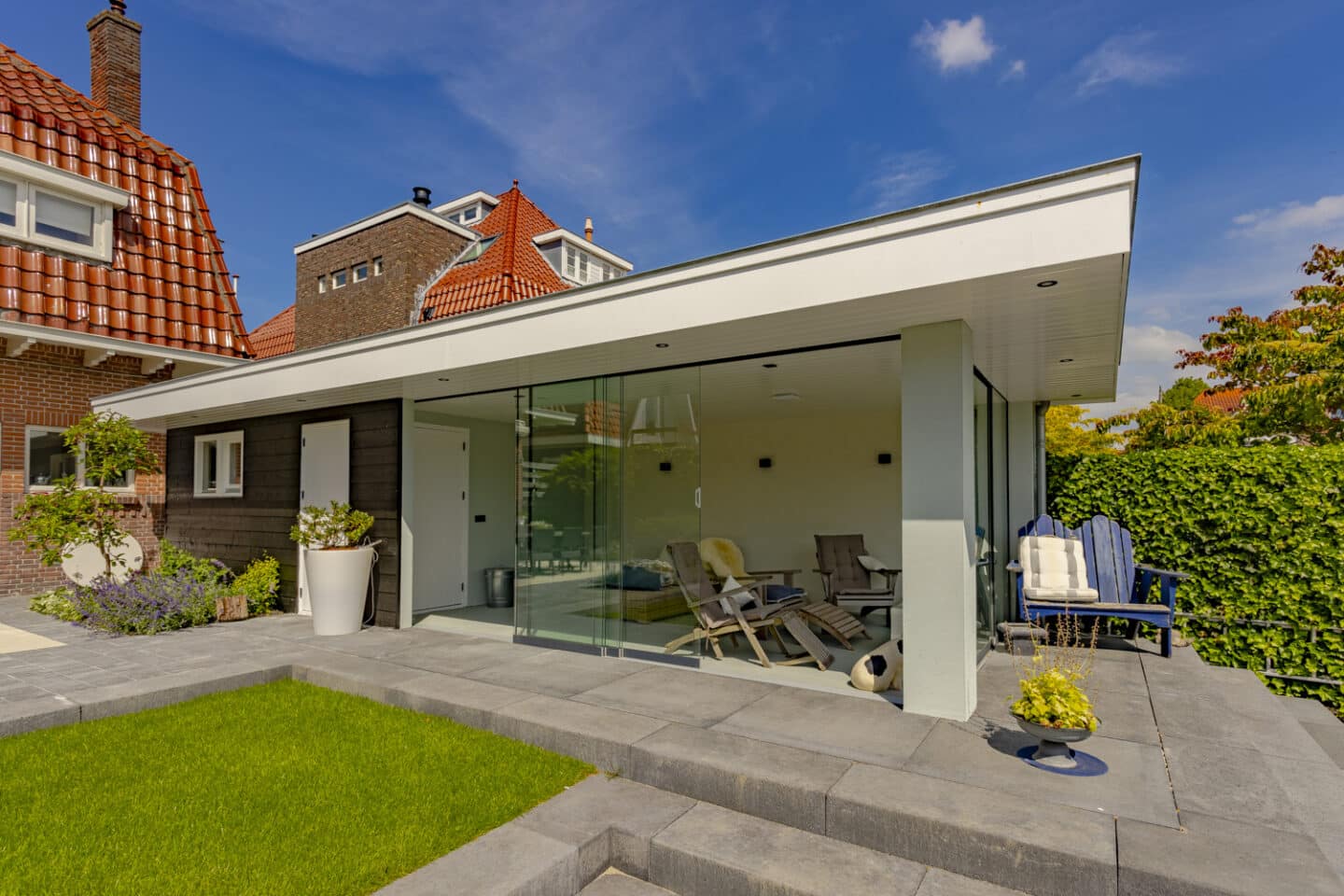 Aanleg open tuin en buitenverblijf met uitzicht op het water