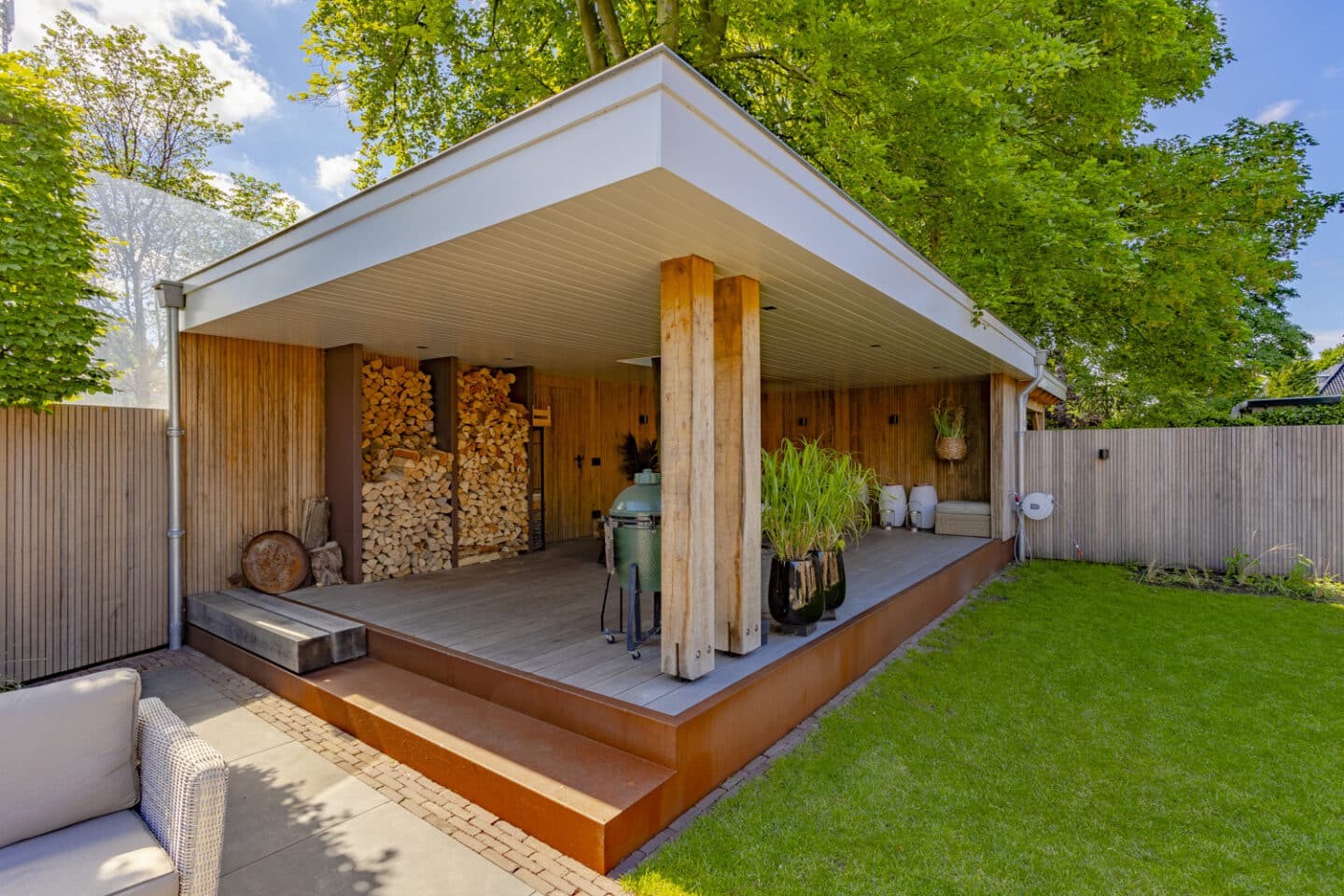 Ontwerp en aanleg praktische tuin met royale veranda