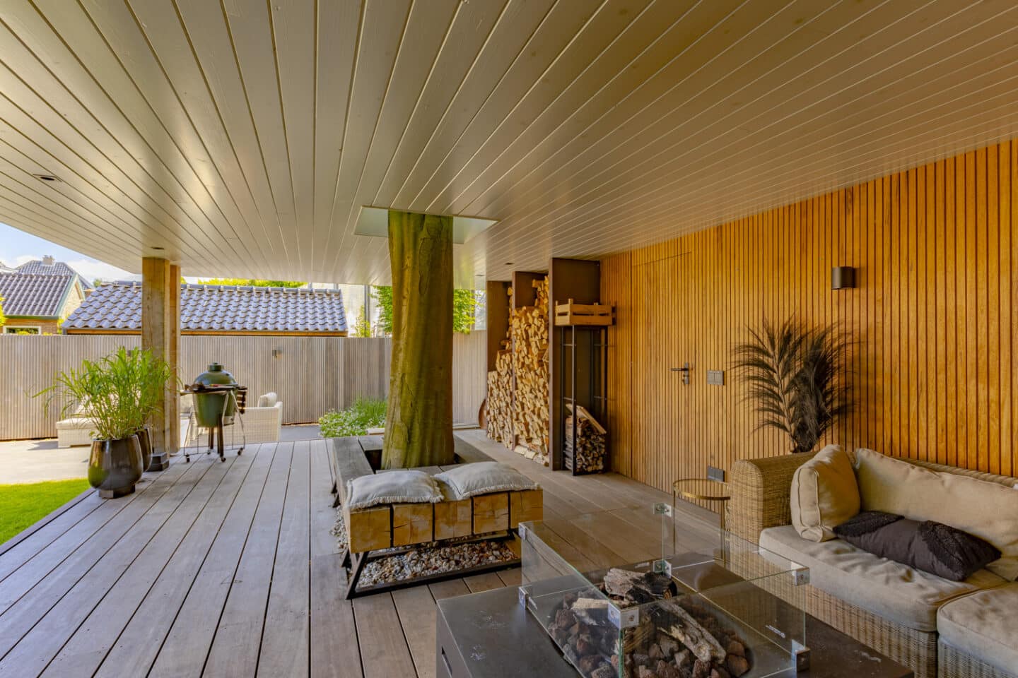 Ontwerp en aanleg praktische tuin met royale veranda