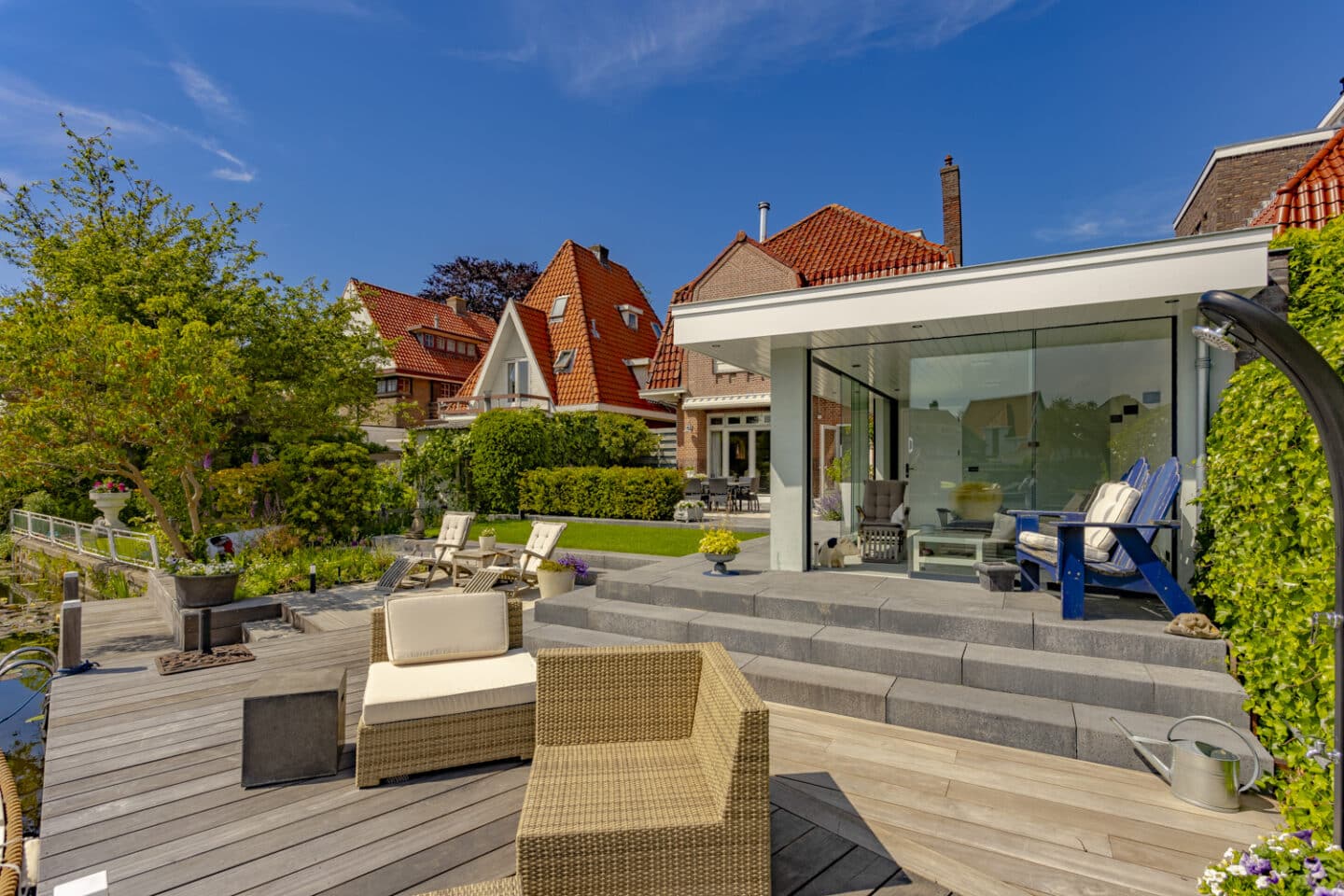 Aanleg open tuin en buitenverblijf met uitzicht op het water