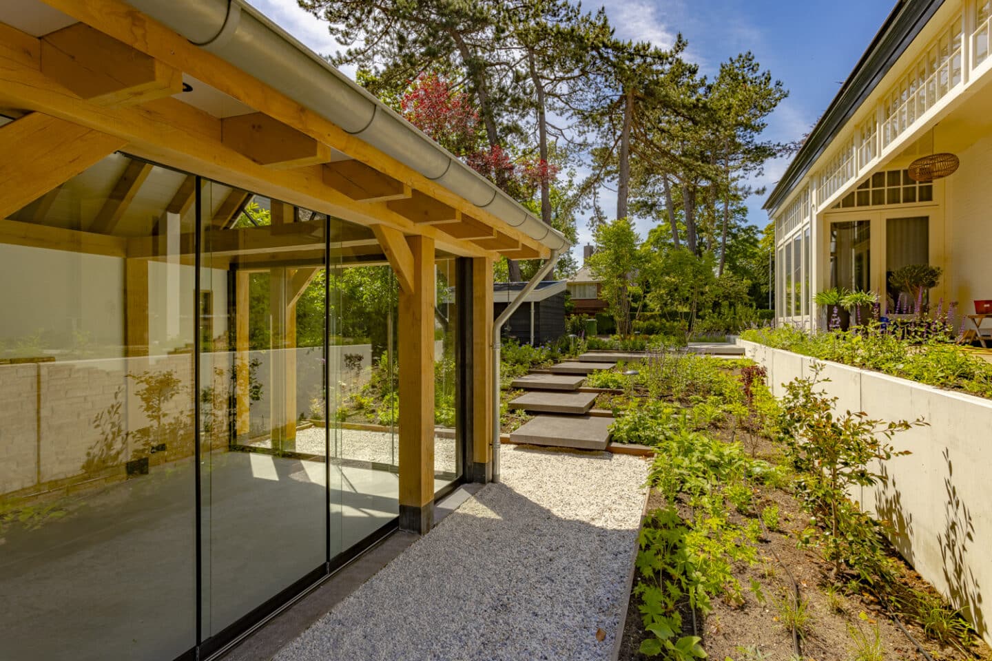 Luxe buitenverblijf aanleg tuin met luxe buitenverblijf Overveen