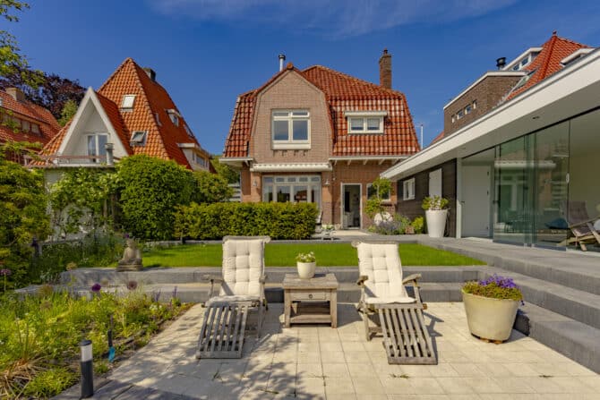 Aanleg open tuin en buitenverblijf met uitzicht op het water