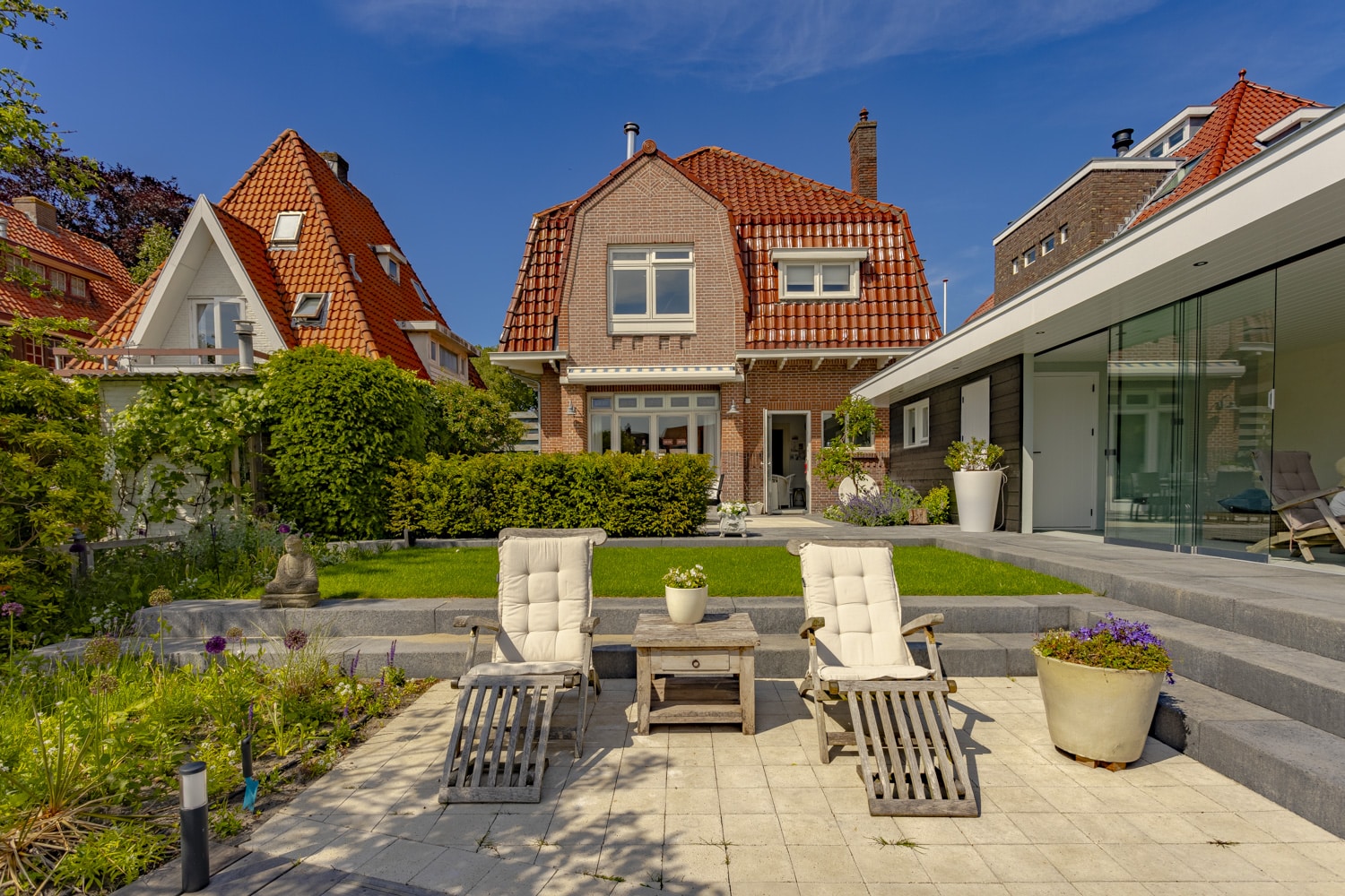 Aanleg open tuin en buitenverblijf met uitzicht op het water