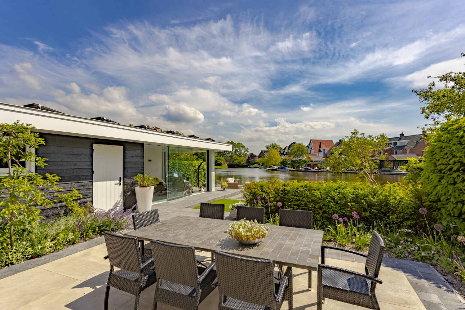 Aanleg open tuin en buitenverblijf met uitzicht op het water