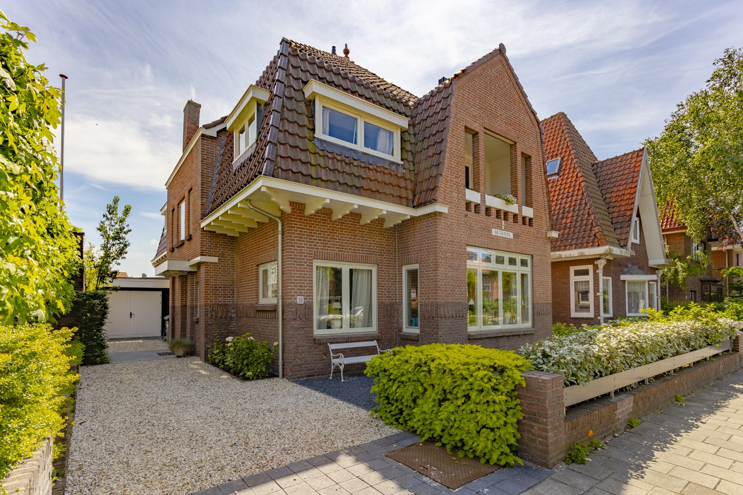 Aanleg open tuin en buitenverblijf met uitzicht op het water